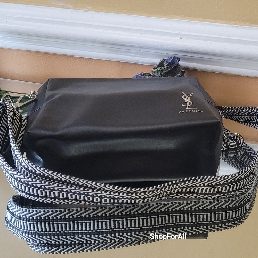 Yves Saint Laurencase convertible in too bag - Picture 4 of 14